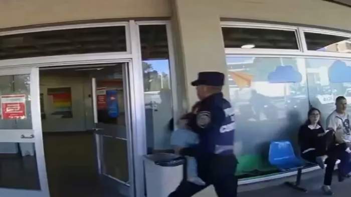 VIDEO: POLICÍAS AUXILIARON A UN BEBÉ QUE SE AHOGABA CON COMIDA
