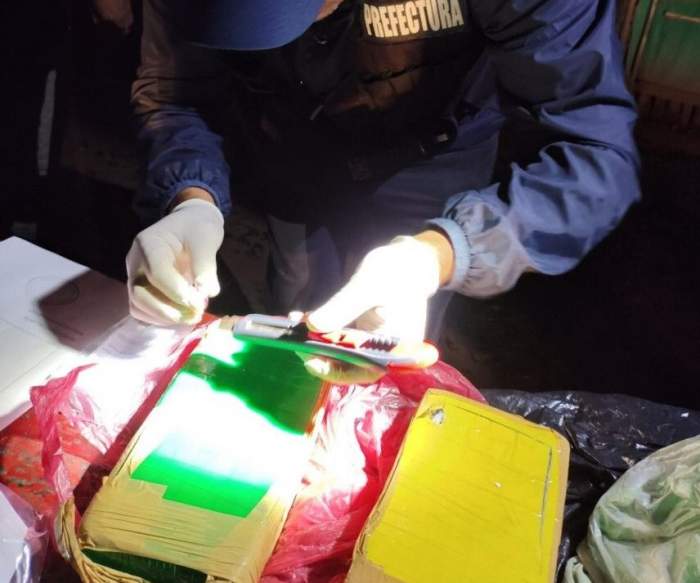 ARRESTARON A DOS HOMBRES POR POSESIÓN DE DOS PANES DE COCAÍNA