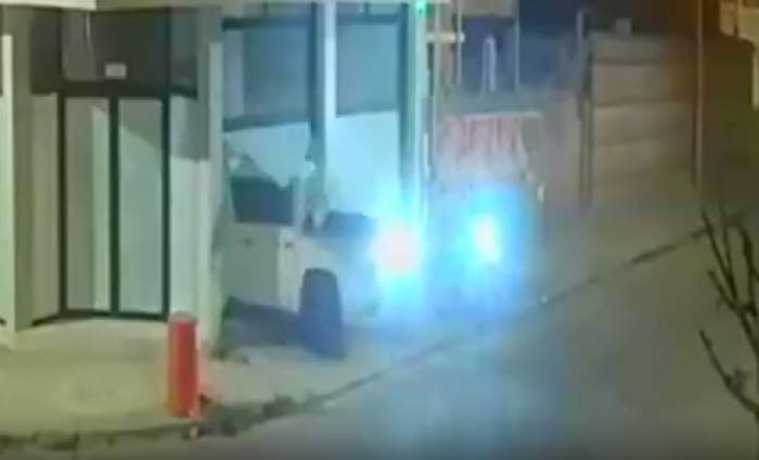 PAREJA SACÓ UNA 4X4 DE UNA CONCESIONARIA POR LA VIDRIERA
