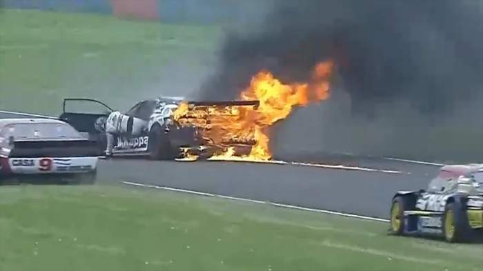 SUSTO EN EL TC EN BUENOS AIRES: SE LE INCENDIÓ EL AUTO A UN CONDUCTOR