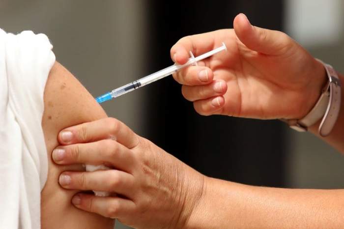 QUIÉNES DEBEN RECIBIR LA VACUNA ANTIGRIPAL Y REFUERZOS POR COVID-19