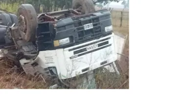 ESPECTACULAR DESPISTE Y VUELCO DE UN CAMIÓN EN RUTA 14