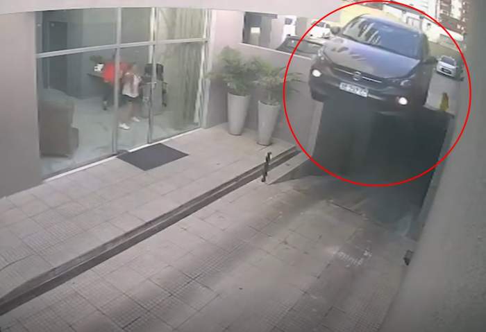 VIDEO: AVANZÓ CON LA RAMPA ELEVADA Y SU AUTO CAYÓ AL VACÍO