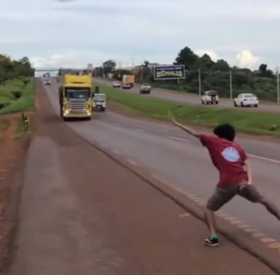 TIK TOKER REALIZÓ MANIOBRAS PELIGROSAS FRENTE A CAMIONES EN LA RUTA